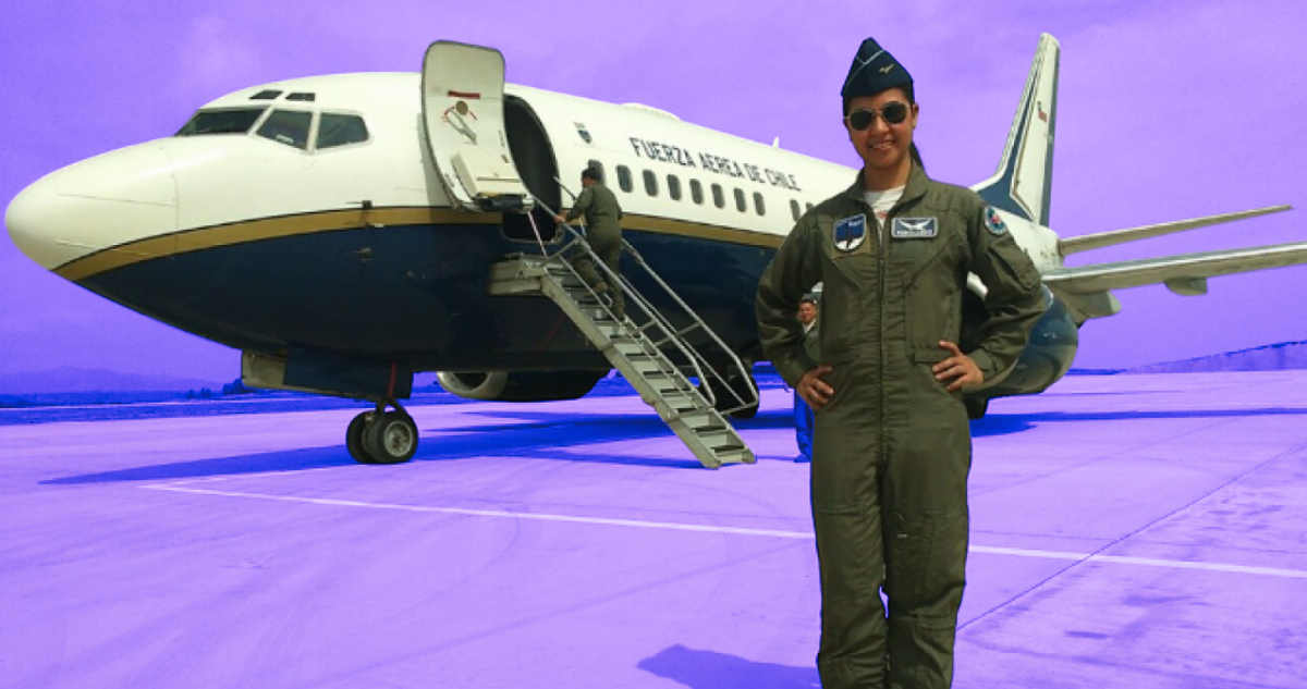 Suboficial de la FACh María Fernanda Rebolledo frente a un avión de la FACH.