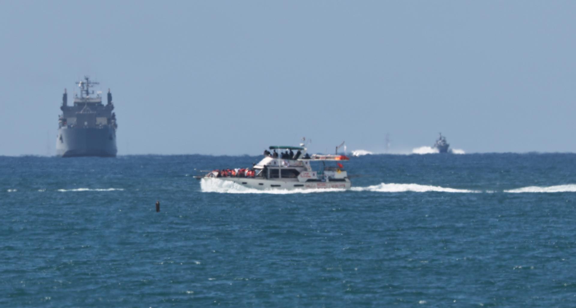 Un buque de la armada israelí llega al puerto de Ashdod el 2 de octubre de 2025 tras interceptar barcos que transportaban ayuda a Gaza