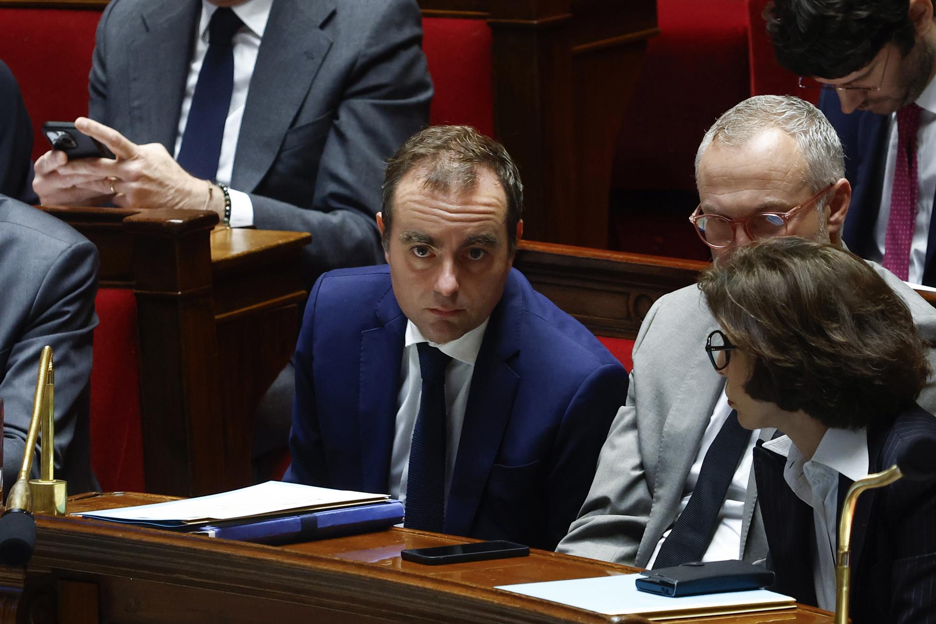 El primer ministro Sébastien Lecornu escucha los discursos previos a una moción de censura contra su gobierno en la Asamblea Nacional