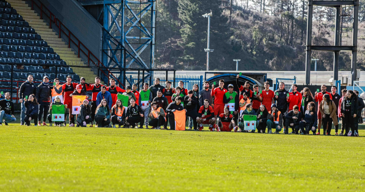 Fundación Fútbol Más junto a plantel de Huachipato