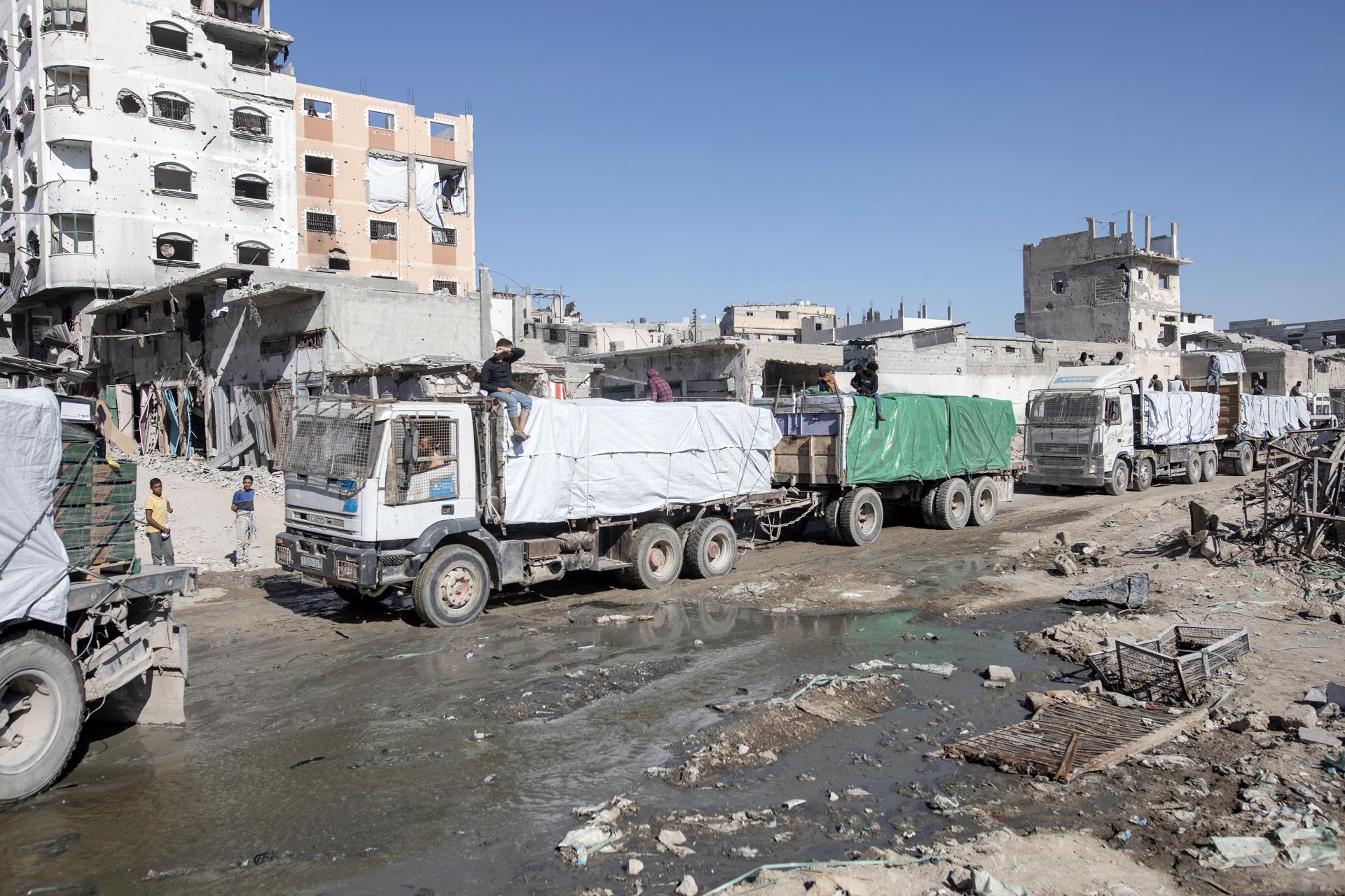 Camiones con ayuda proporcionada por el Programa Mundial de Alimentos (PMA) en Jan Yunis, en el sur de la Franja de Gaza