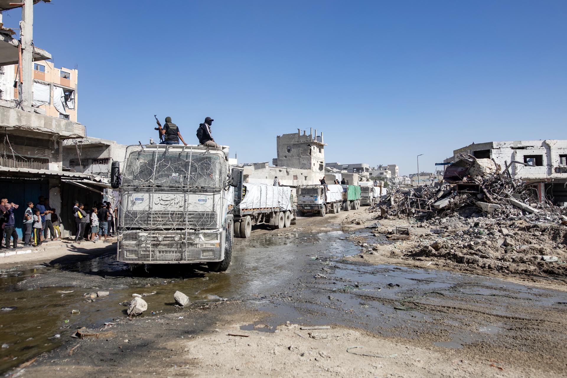 Camiones con ayuda proporcionada por el Programa Mundial de Alimentos (PMA) en Jan Yunis, en el sur de la Franja de Gaza 