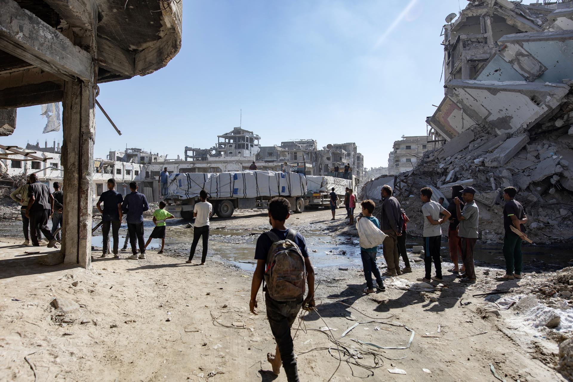 Camiones con ayuda proporcionada por el Programa Mundial de Alimentos (PMA) en Jan Yunis, en el sur de la Franja de Gaza
