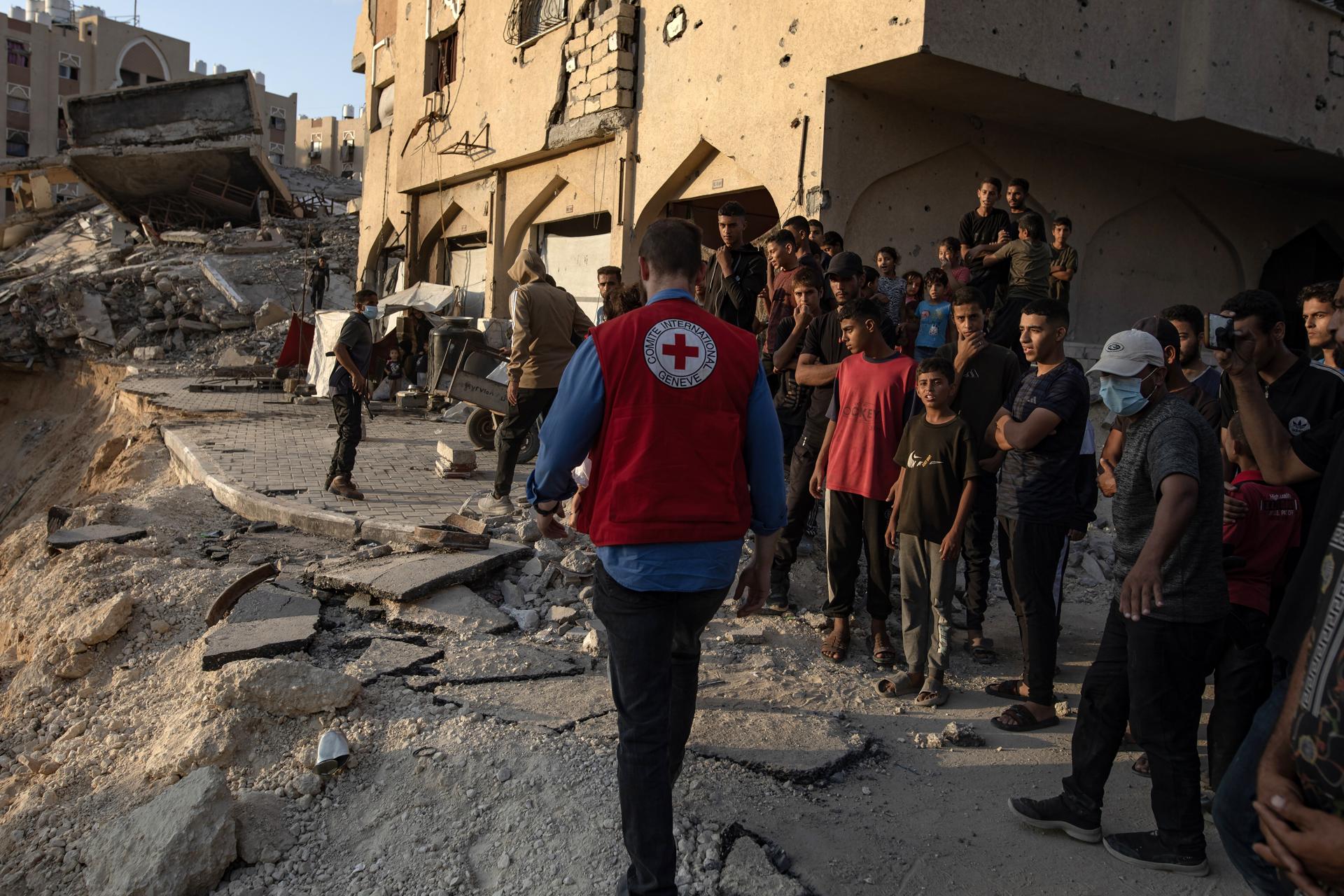 Trabajadores de la Cruz Roja llegan al lugar donde miembros de Hamás buscan cuerpos de rehenes israelíes en Jan Yunis, Gaza
