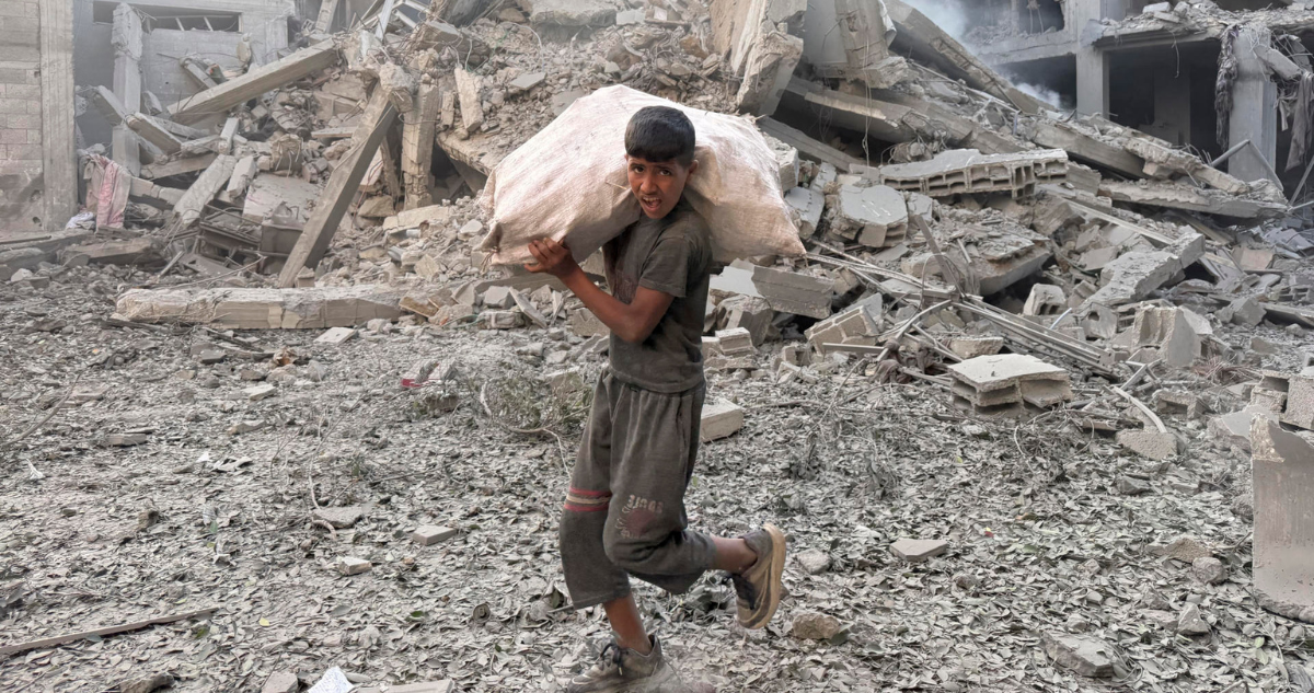 Un joven camina por los escombros tras un ataque israelí en el campamento de refugiados de Bureij, en Gaza