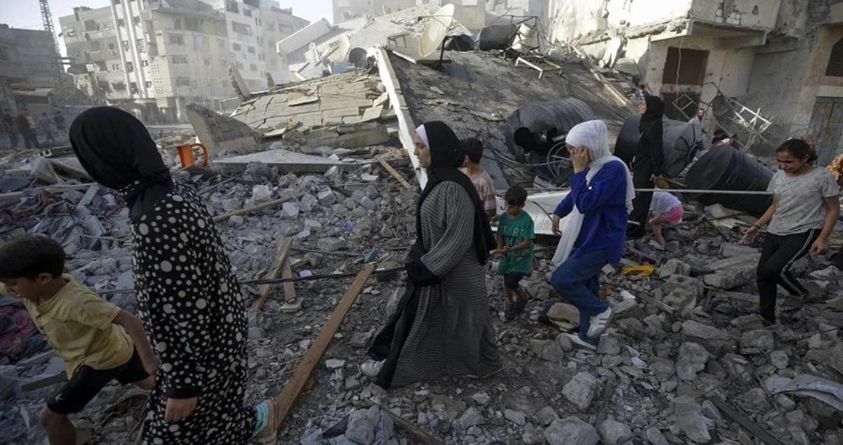 Familiares revisan los escombros de su antigua vivienda tras un ataque israelí en la ciudad de Gaza