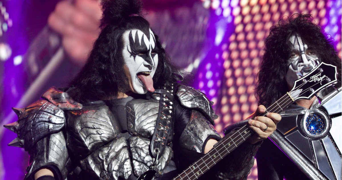 Gene Simmons en concierto en referencia a accidente