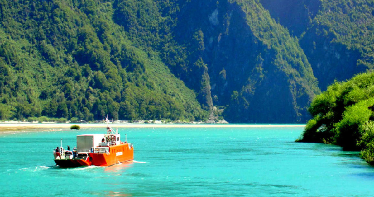Grupo de turistas cayó desde puente colgante en Cochamó: querían tomar una selfie