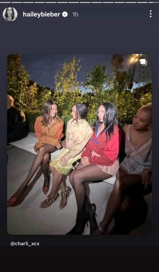 Hailey Bieber y Charlie XCX publican foto que deja a Rosé con una sombra