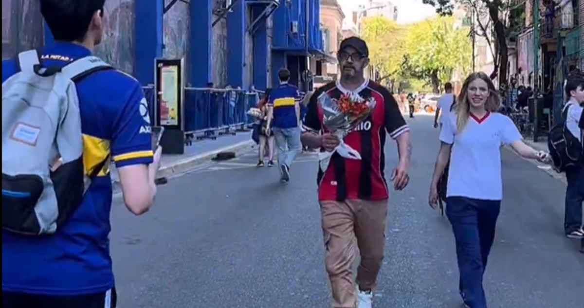 Rivales, no enemigos: hincha de River fue con camiseta puesta a rendir honores a Miguel Ángel Russo