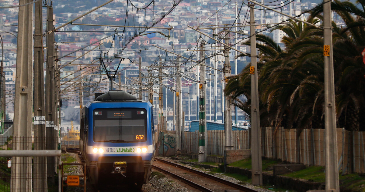 Hombre fue atropellado por tren del Metro de Valparaíso mientras defecaba en las vías férreas
