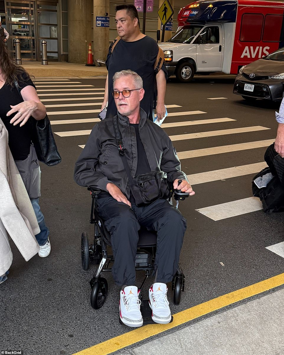 Fotografía de Eric Dane en silla de ruedas