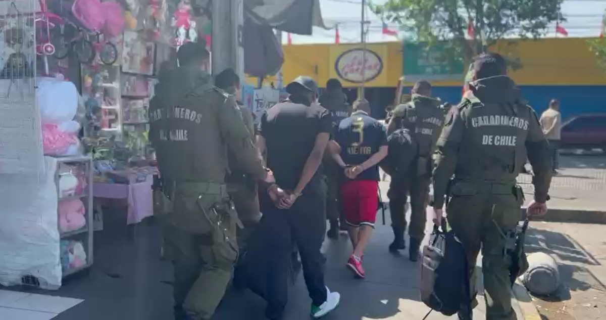 Incautan casi 300 teléfonos y diversas drogas en operativo en el persa Bío Bío: cuatro detenidos