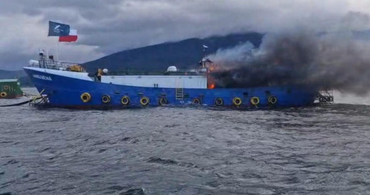 Puerto Monttt: evacúan a trabajadores de salmonera por incendio en sala de máquinas de embarcación
