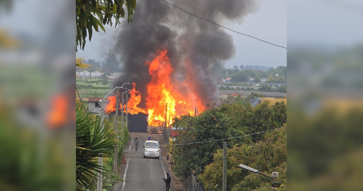 Bomberos combate incendio en vivienda de La Cruz: un voluntario lesionado