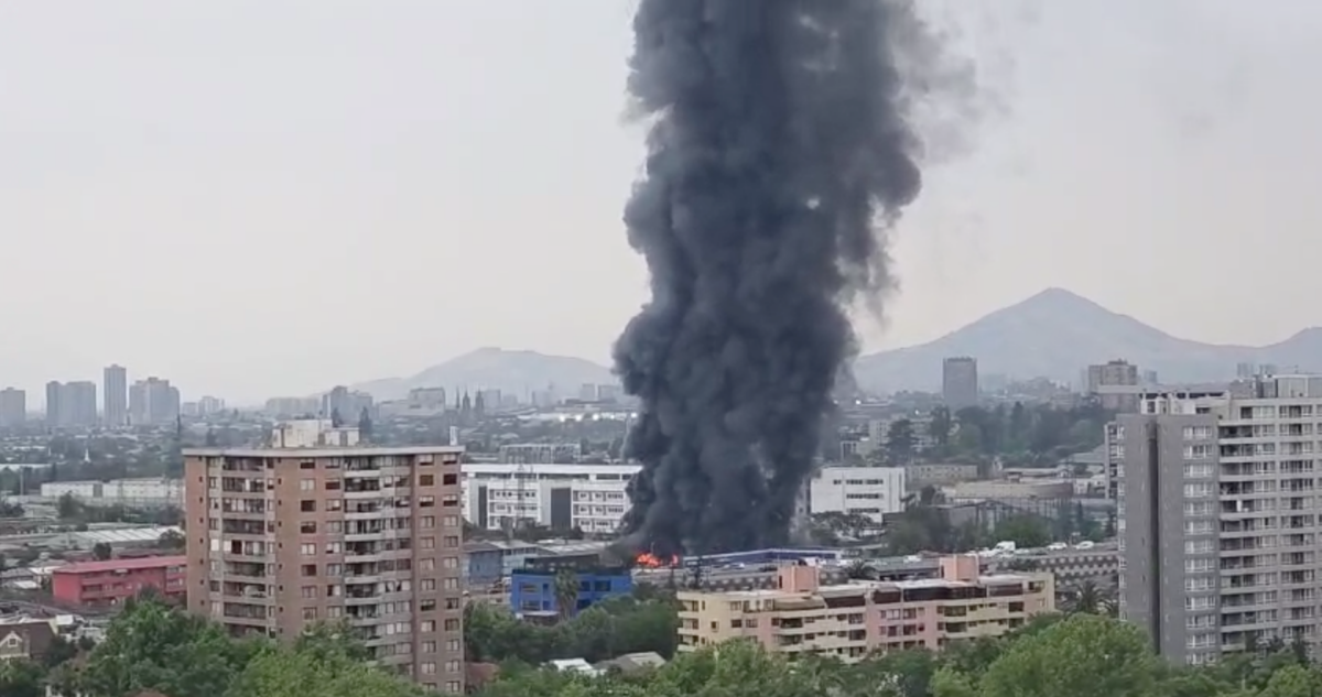 Reportan gigantesco incendio en empresa de neumáticos ubicada junto a la Ruta 5 en la RM