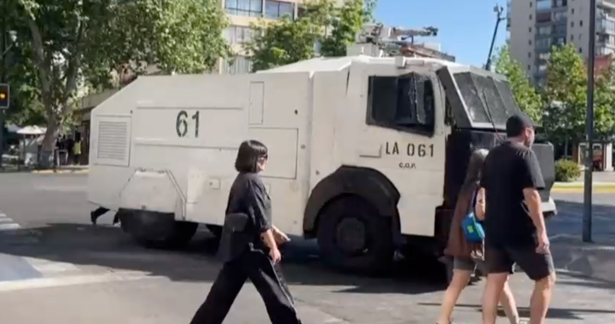 Overoles blancos realizan nuevos incidentes con bomba molotov afuera del Liceo Lastarria