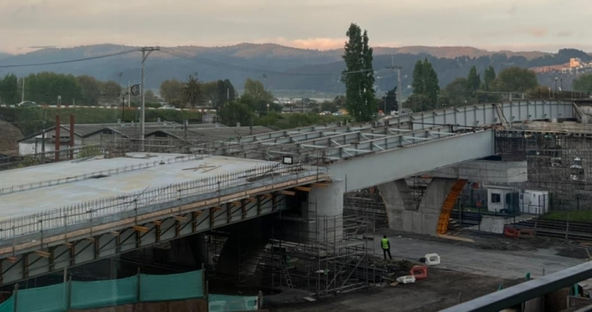 Instalación vigas para conectar Puente Bicentenario con avenida Chacabuco
