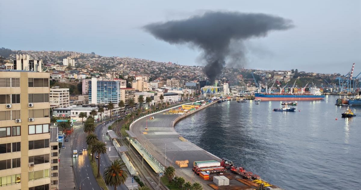 Portuarios de Valparaíso vuelven a instalar barricadas en medio de negociaciones por paro