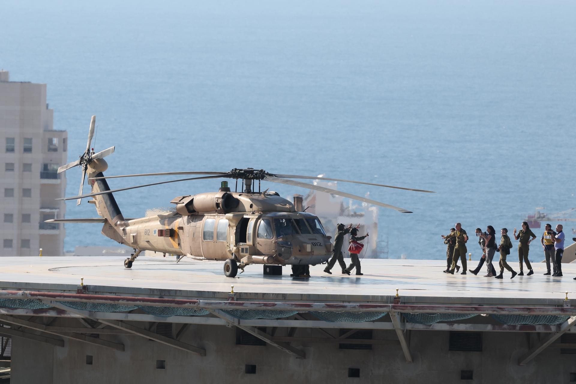 Un helicóptero militar lleva a rehenes liberados por Hamás al Hospital Ichilov en Tel Aviv