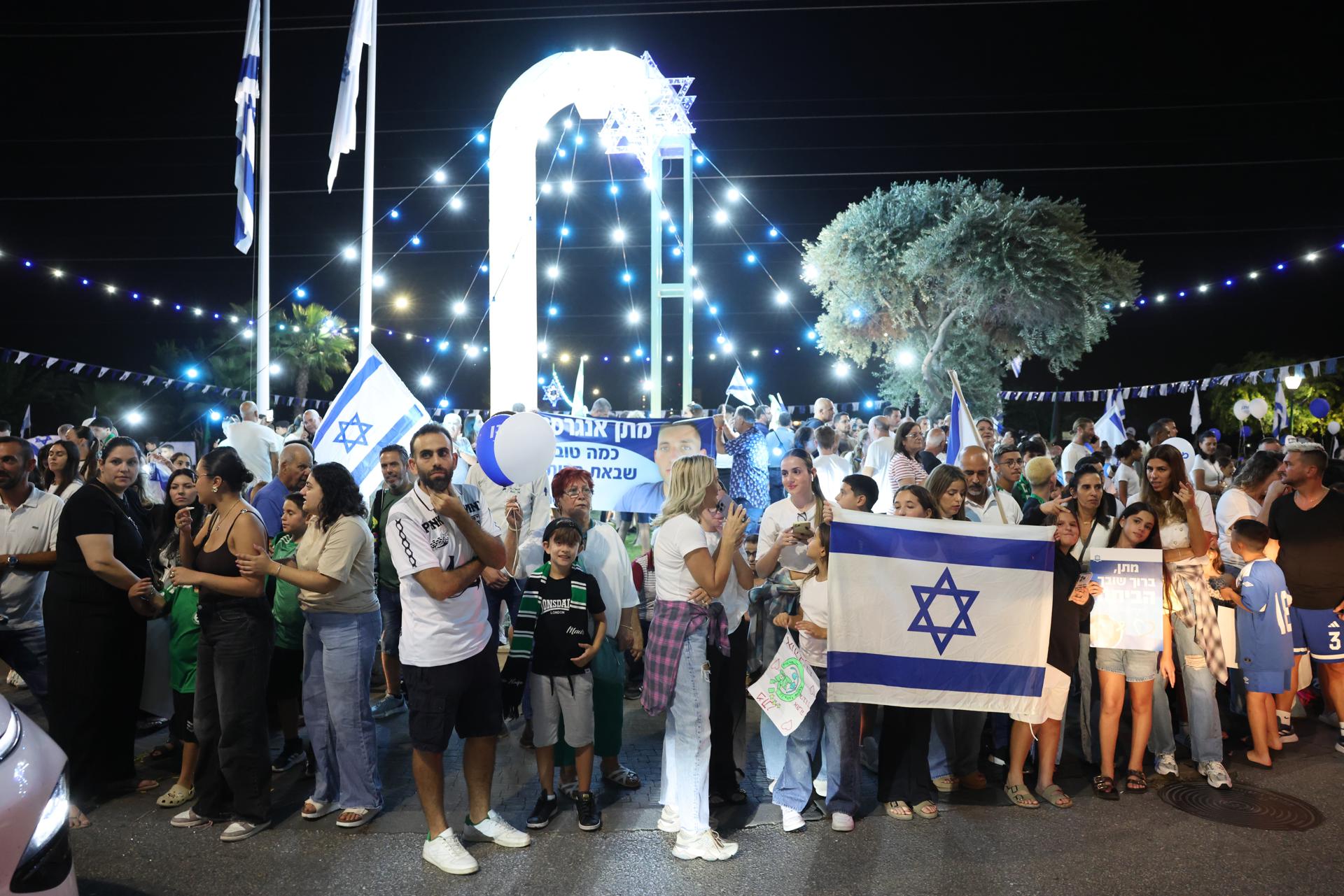 Imagen de contexto | Simpatizantes esperando la llegada de un rehén soldado israelí