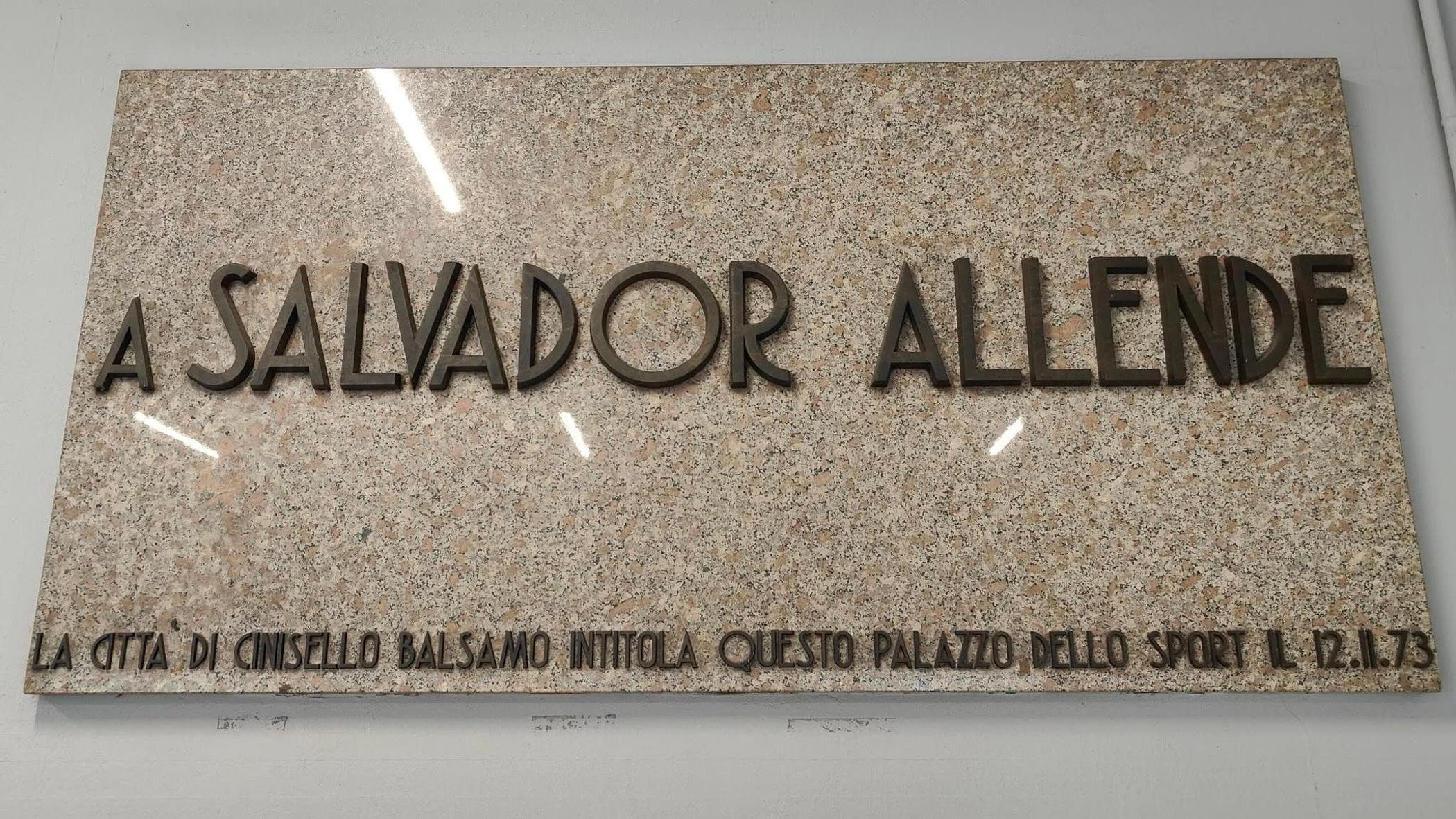 Letrero del polideportivo Salvador Allende