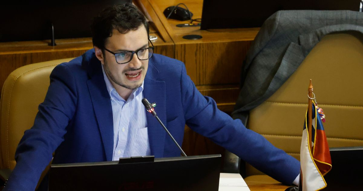 “Es difícil de lidiar”: jefe de bancada del FA pide disciplina al oficialismo ante AC contra Pardow