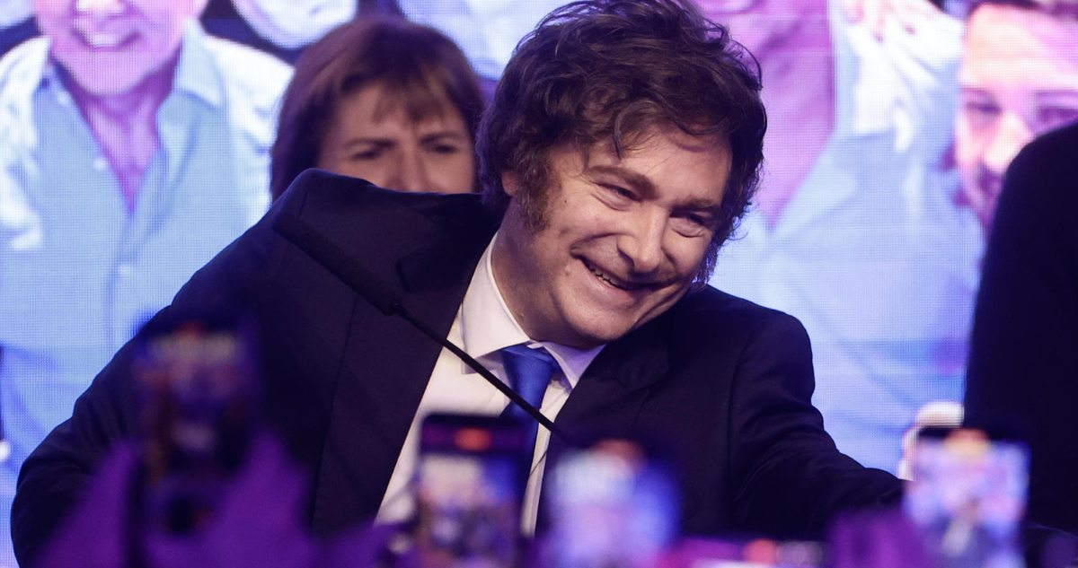 Javier Milei, celebra tras conocer los resultados de las elecciones legislativas este domingo