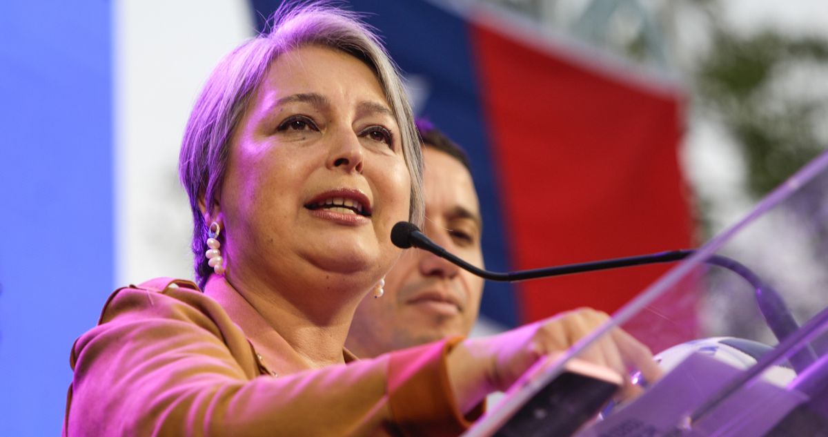 Jara tilda de “poco seria” propuesta de Kast para que migrantes irregulares paguen su salida del país