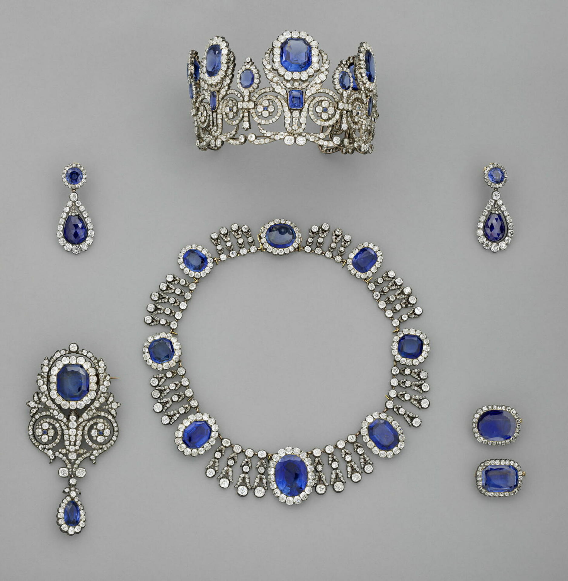 Diadema de la reina María Amelia y de la reina Hortensia, un collar del conjunto de zafiro de las mismas reinas y un pendiente de ese mismo conjunto sustraídos del Louvre 