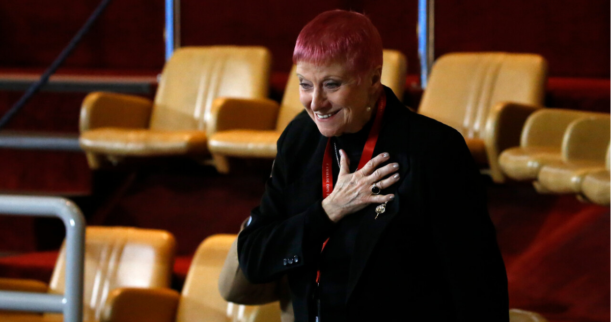 Karen Connolly recibiendo la nacionalidad chilena por gracia