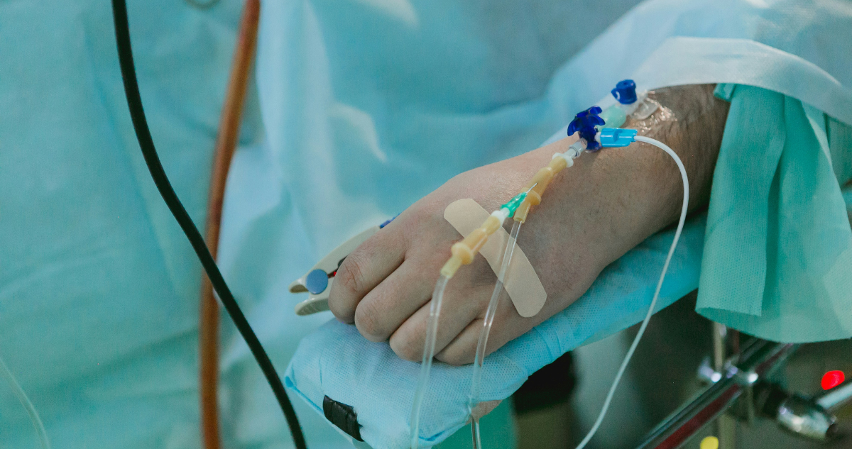 Foto de contexto de persona con suero para nota sobre salud