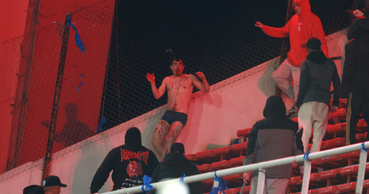 Hinchas de La U vetados de canchas argentinas: gobierno de Milei los culpa por barbarie en Avellaneda