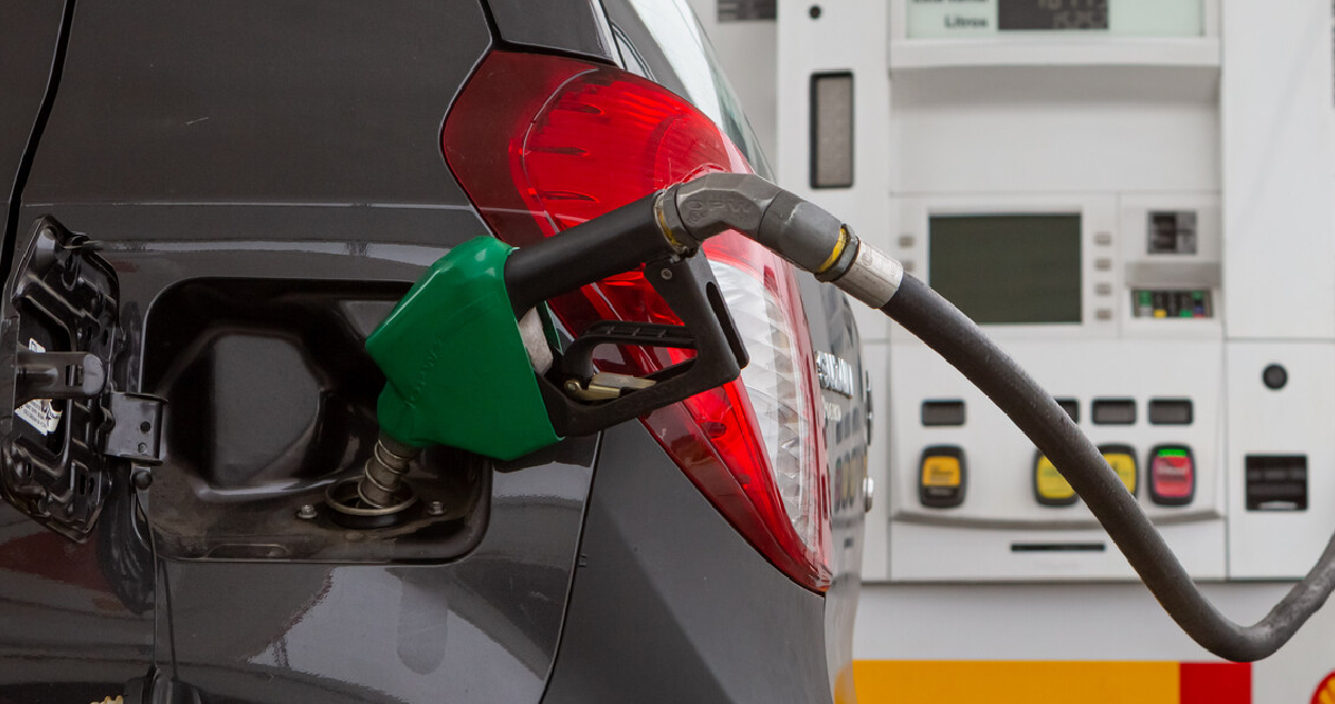 Las bencinas y diésel caen antes del fin de semana largo y dan un respiro al bolsillo