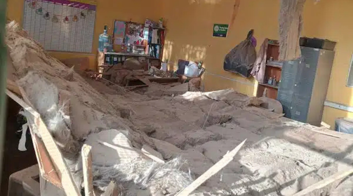 Suspenden clases en liceo de Calama tras caída de techo por colapso y que dejó un trabajador herido