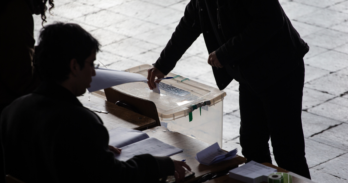 Foto de contexto de persona votando para columna sobre votantes indecisos