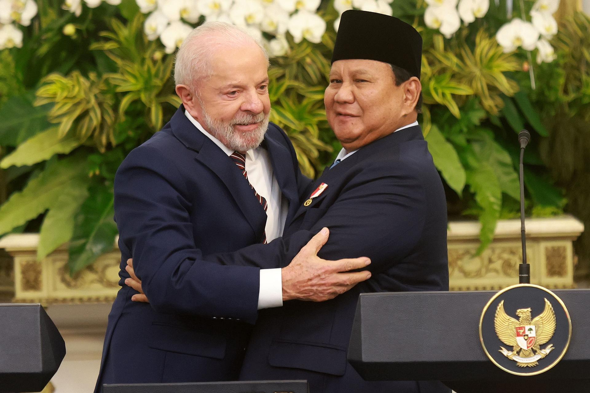 El presidente de Brasil, Lula da Silva, junto a su homólogo indonesio, Prabowo Subianto