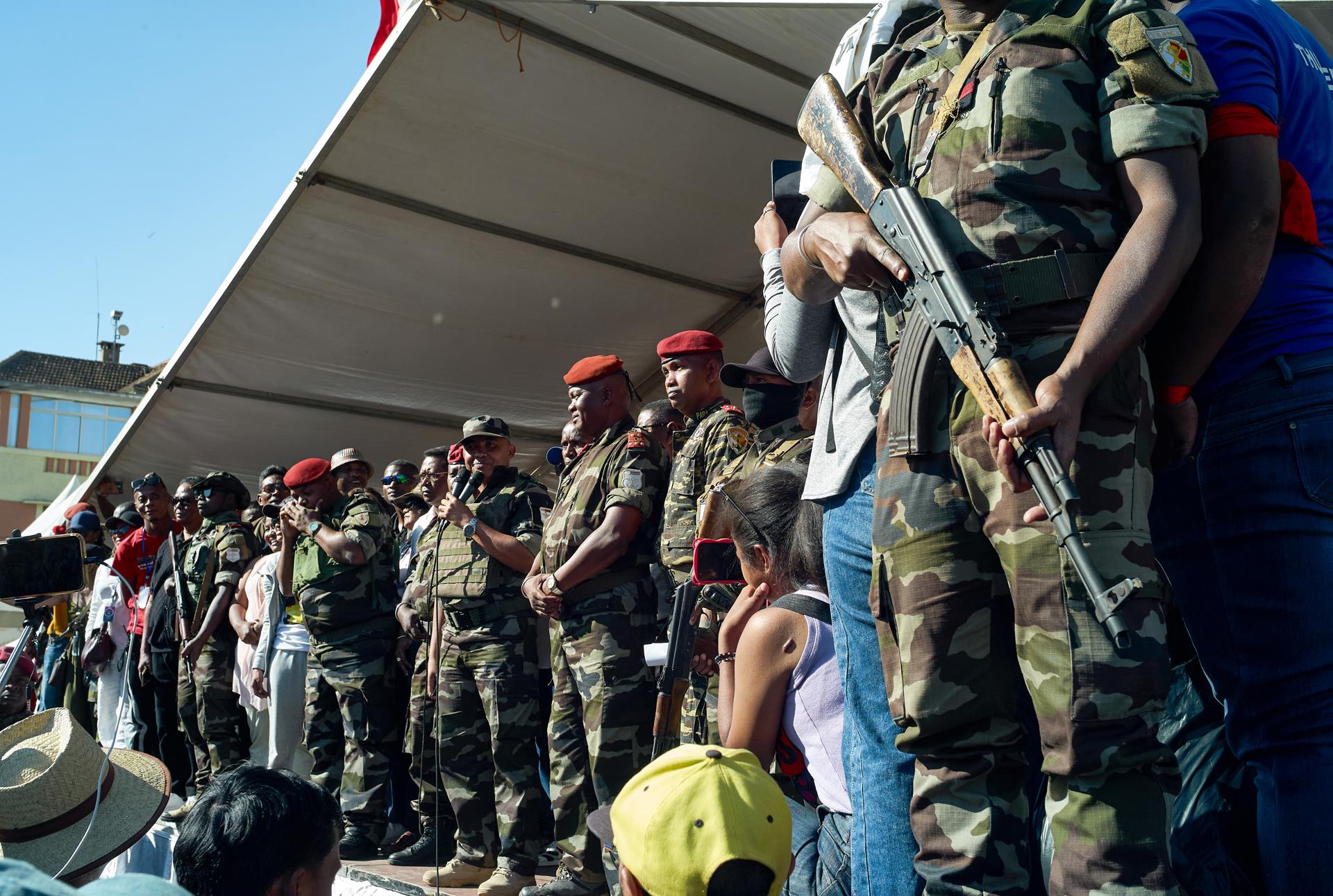 Miembros del ejército se dirigen a la multitud en Antananarivo, Madagascar