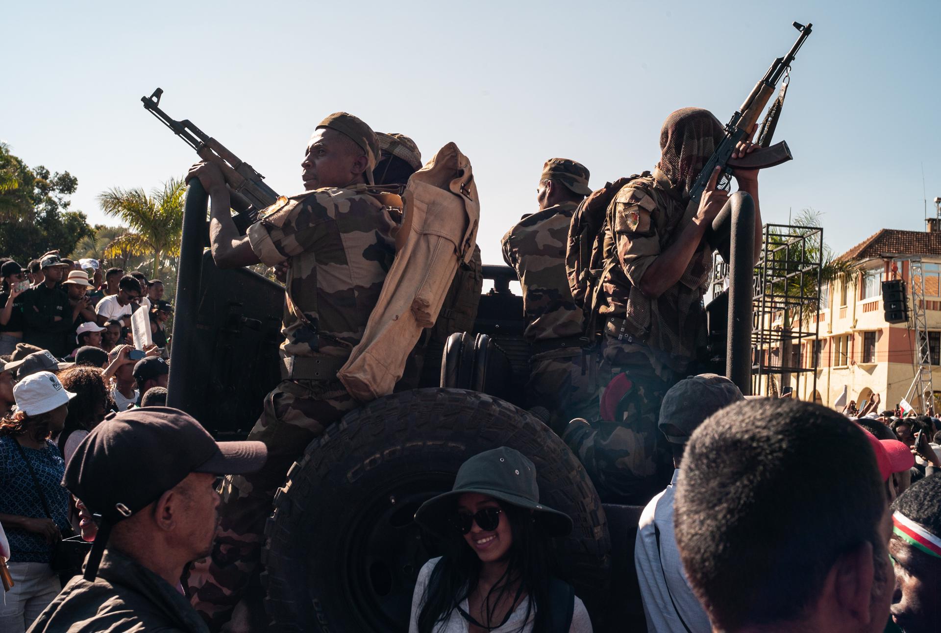 Manifestantes dan la bienvenida a miembros del ejército durante una manifestación en Antananarivo, Madagascar