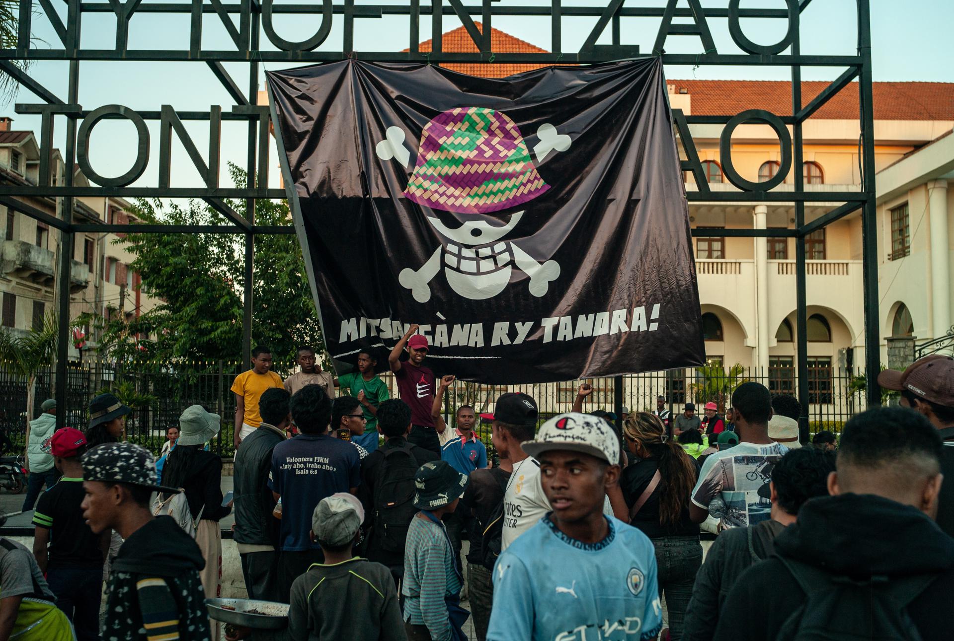 Manifestantes se reúnen frente al Ayuntamiento de Antananarivo, Madagascar