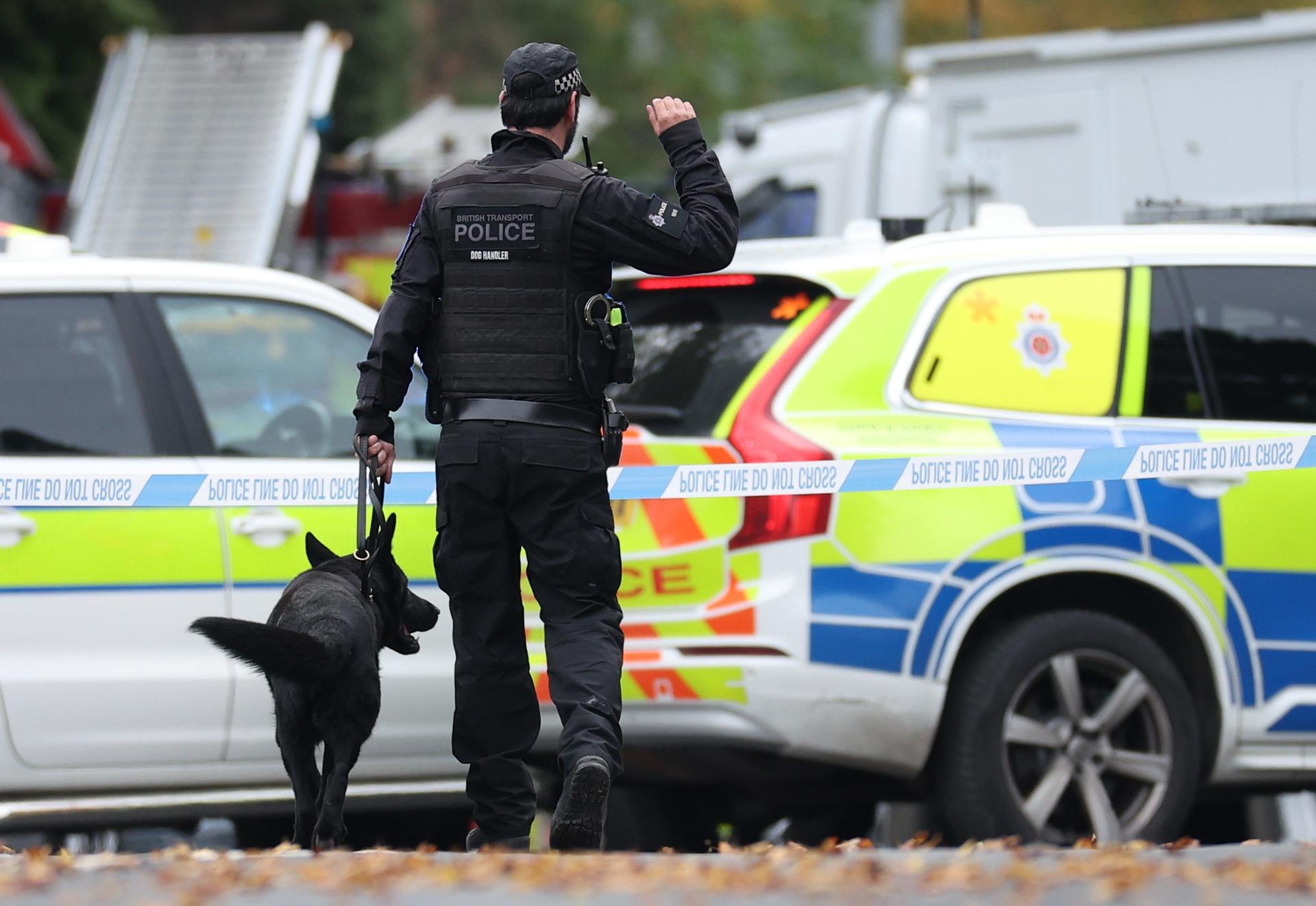 La policía trabaja con perros en la zona del ataque en Manchester