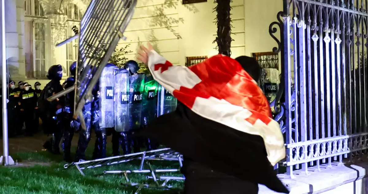 Manifestantes intentan tomarse palacio presidencial en Georgia
