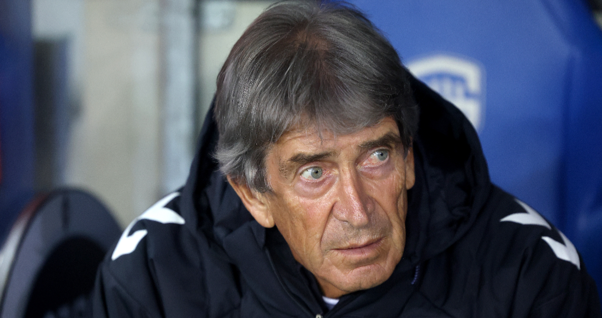 Manuel Pellegrini dirigiendo al Real Betis