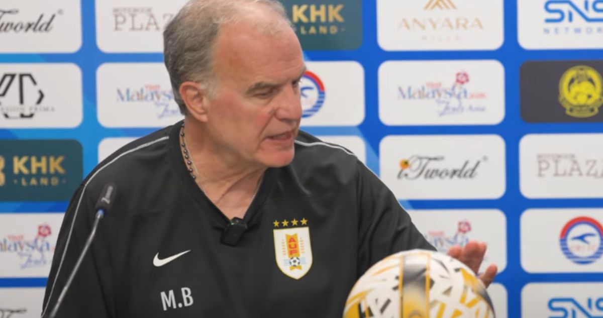 Marcelo Bielsa frenó a su traductor en plena conferencia de Uruguay.
