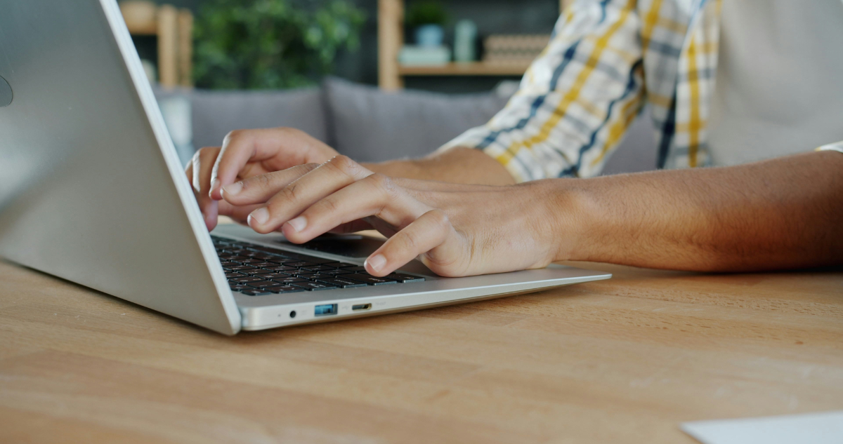 Persona escribiendo en el computador