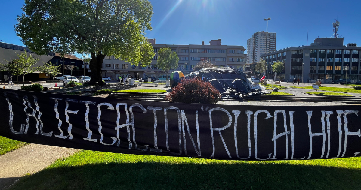 Miembros del proyecto Rucalhue deponen huelga de hambre pero seguirán acampando en plaza España