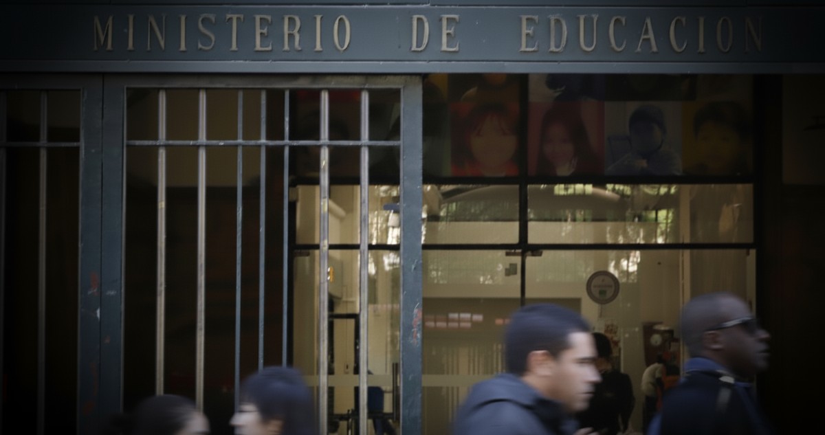 $360 millones en coimas: cómo funcionarios del Mineduc vendieron certificados escolares a extranjeros