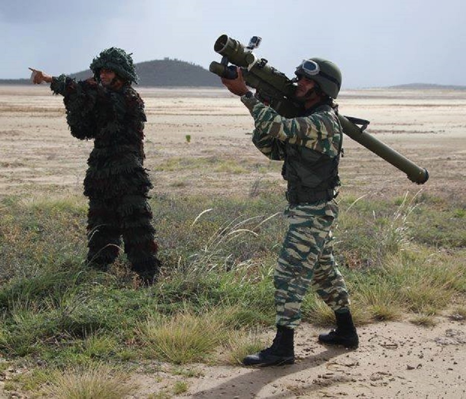 Tropas venezolanas operando el misil antiaéreo Igla-S 