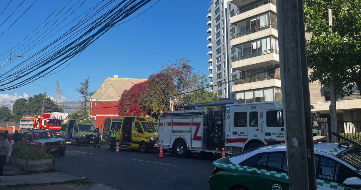 Equipos de emergencia trabajando en el edificio desde donde cayó un niño.