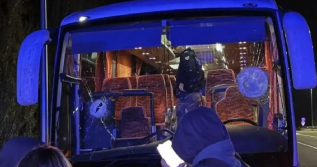 Tres detenidos y un prófugo por muerte a piedrazos de chofer de bus de equipo de básquetbol en Italia